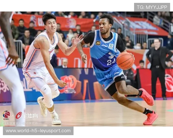 路易斯-金加盟新疆，上赛季福建场均19分实力备受关注，路易斯金篮球